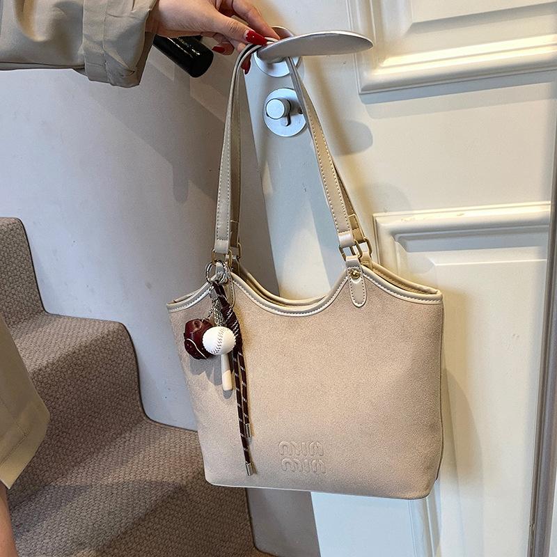 

Вінтажна замшева сумка під пахву Жіноча модна трендова сумка на плече Велика сумка Повсякденна класна сумка-тоут для поїздок на роботу with pendant бежевий