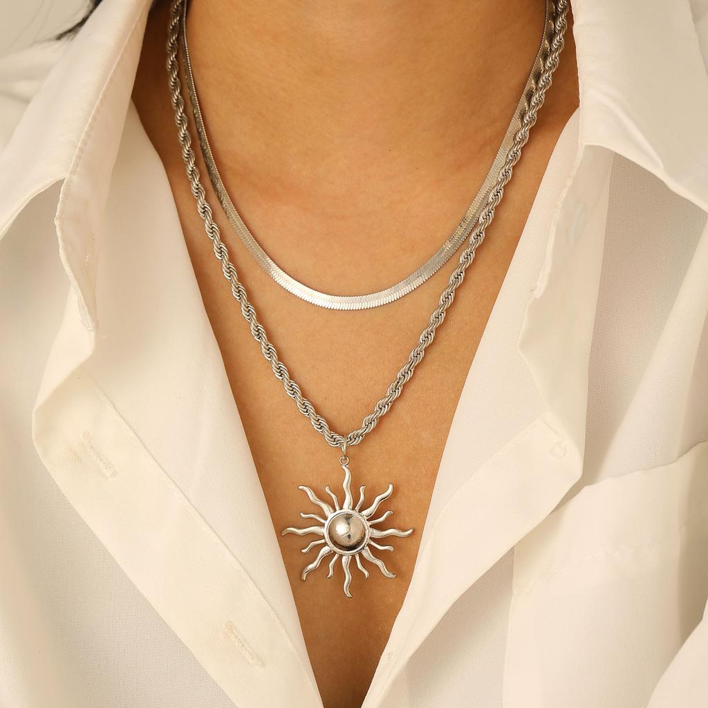 European and American Cross-border Fashion Sunflower Flame Pendant Necklace Jewelry Light Luxury Creative Niche Stacking Wearing Sun Collarbone Chain