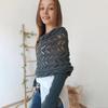 Pletená kabelová zavinovací šála s rukávy Šála v měkkém bohémském stylu Dutý vzor háčkování Cross Wrap Šála Svetr Wrap