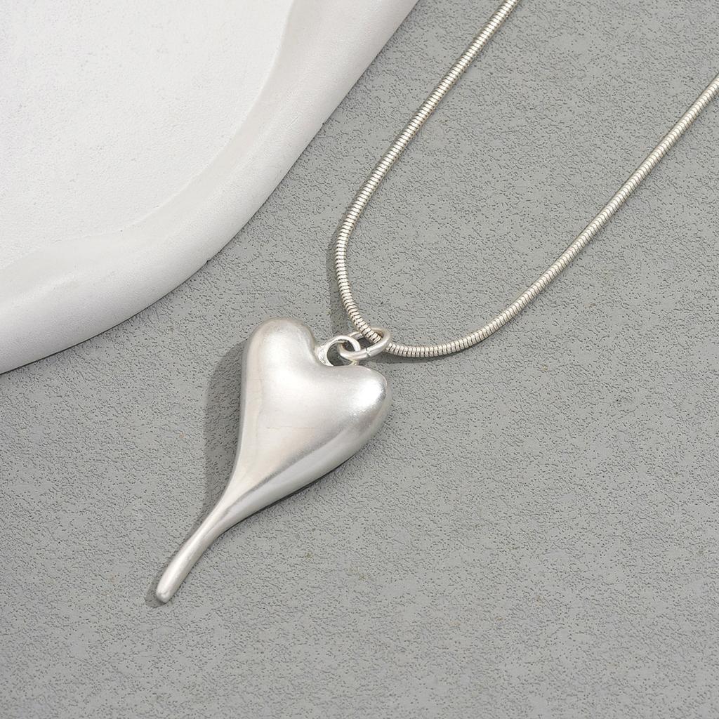 Simple style women's necklace, personalized long love design, high-end pendant, collarbone chain, versatile necklace women