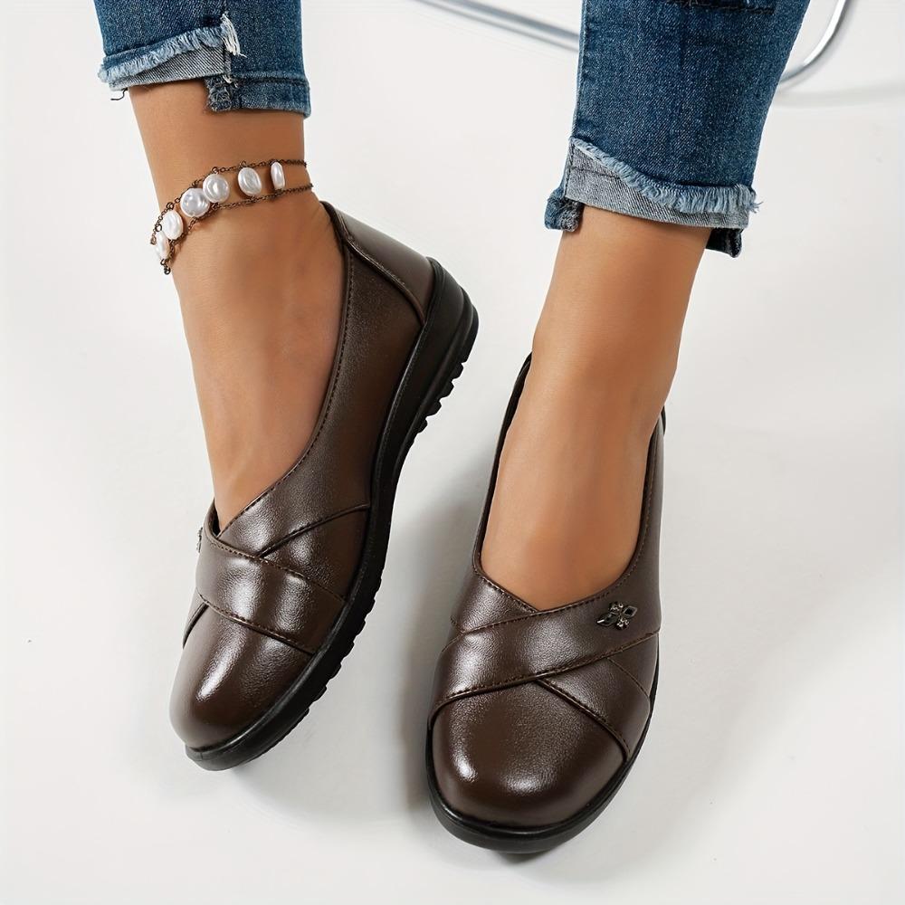Large Size Popular Minimalist Metal Badge Decoration, Lightweight, Comfortable, Fashionable and Versatile Women's Flat Loafers