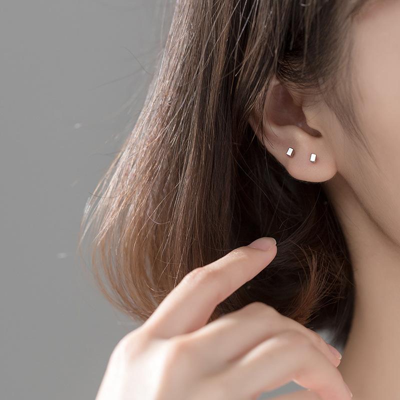 

Fashionable and Simple Glossy Rectangular Stud Earrings, with A Petite and Elegant Design. срібний