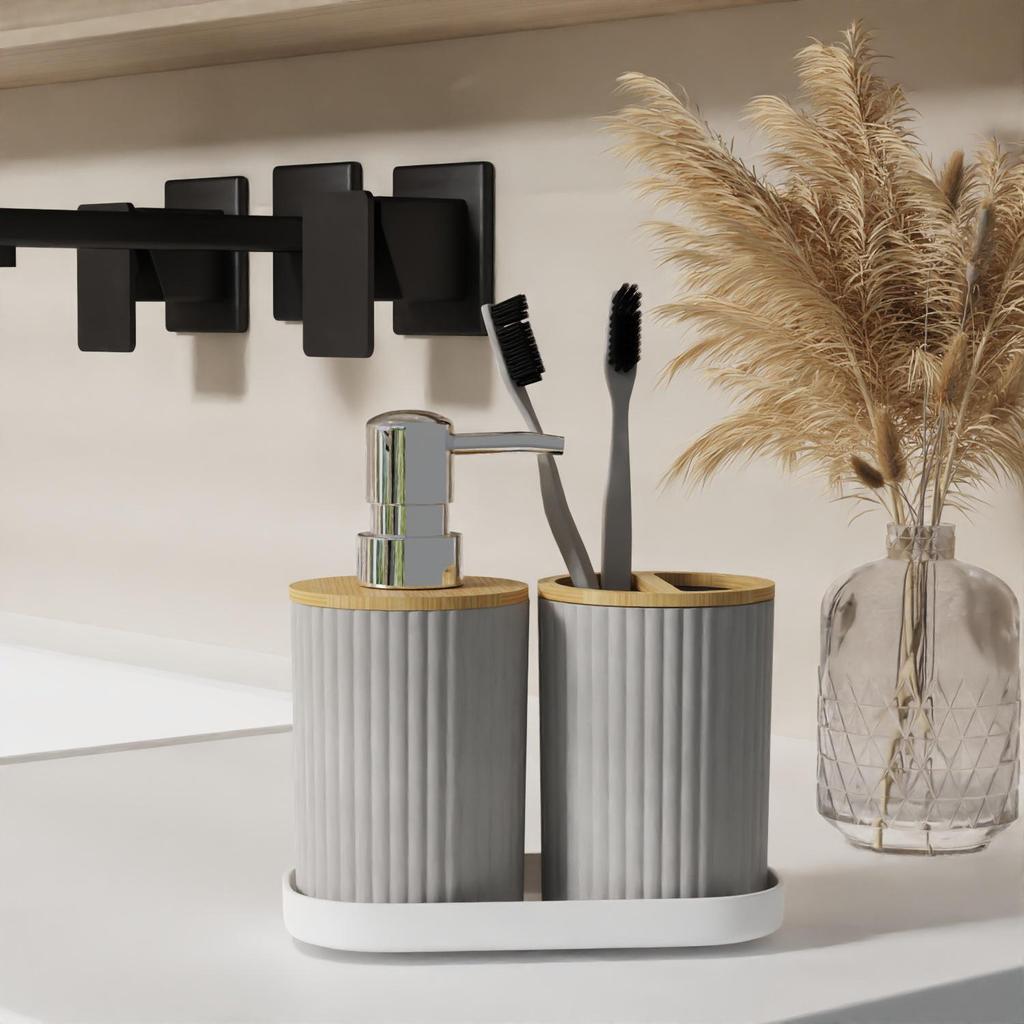 Ensemble de salle de bain en bois de bambou: Comprend Bouteilles, Brosse de Toilette, Porte-Brosse à Dents, Poubelle - 3 Pièces.