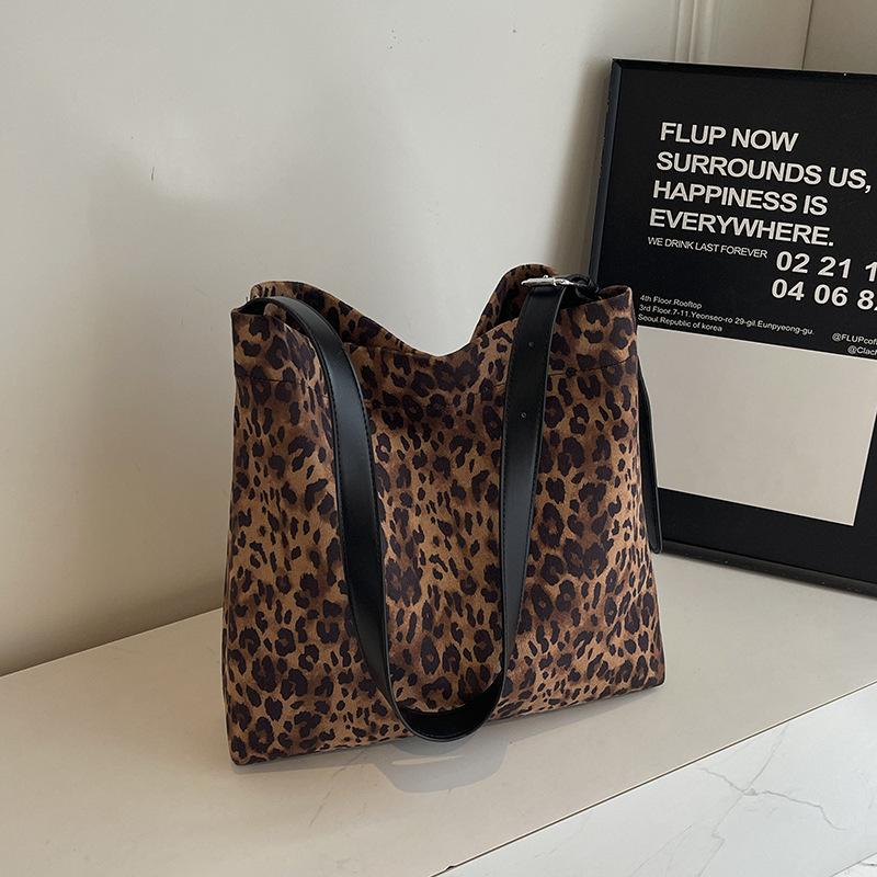 

Ladies Year Mom Bag Large Capacity Washed Leather Fashion Shoulder Portable Crossbody Bag Casual Women s Bag леопард друку кольору