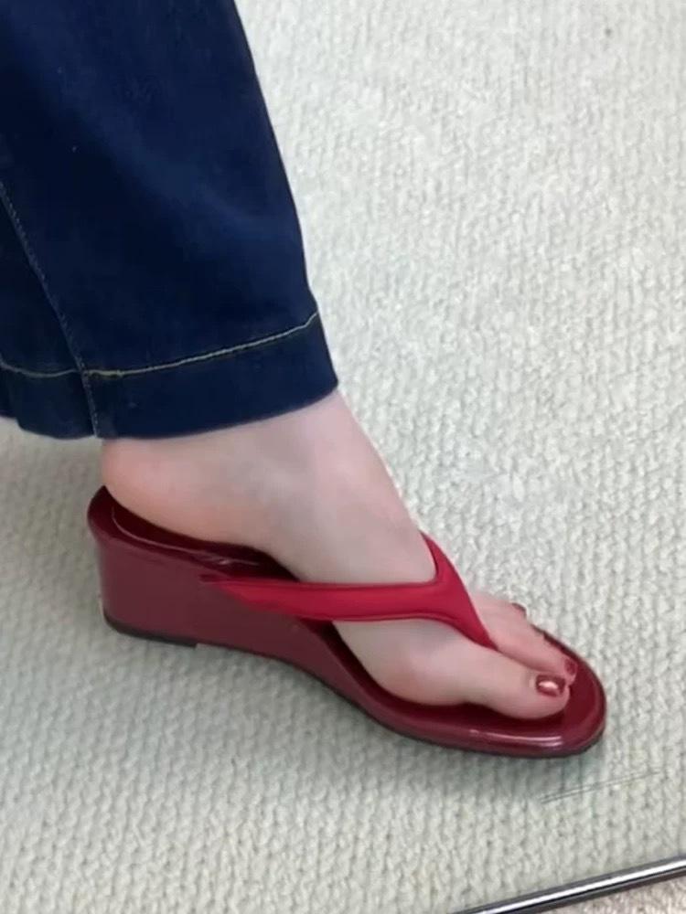 

Sheepskin version~ French niche leopard print wedge heel flip-flops women s outer wear 2025 summer thick heel pinch sandals 40 красный