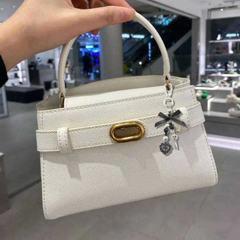 Elegancki brelok z krzyżem w kształcie serca i kokardką dla kobiet Stylowy dodatek do kluczy Religijny symbol Akcesoria do breloków