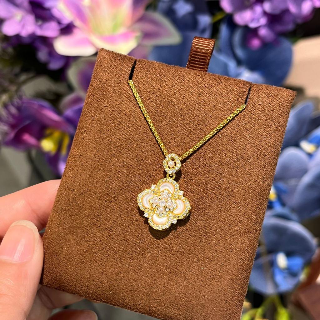 Leichter Luxus Retro Hofstil Perlmutt Vierblättriges Kleeblatt Blume Halskette Ohrstecker High-End Schmuckset