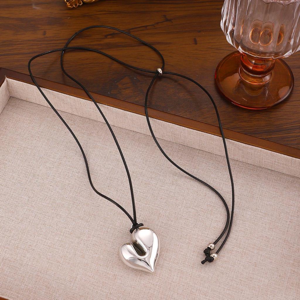 Korean Blogger 2025 Bestseller: Adjustable Black Rope Pendant Necklace - Casual Versatile Fashion Accessory.