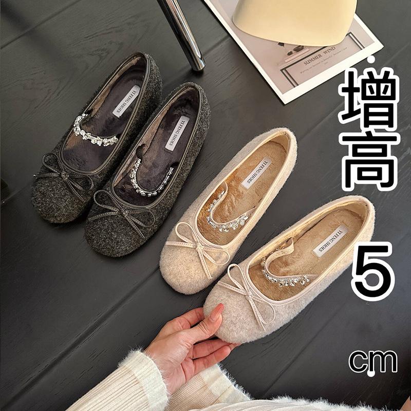 Die Innenhöhe nimmt zu, der kleine Mann trägt Flussschuhe mit Schleife, und die Oberbekleidung sind Samt-Strass-Mary-Jane-Ballerinaschuhe, t