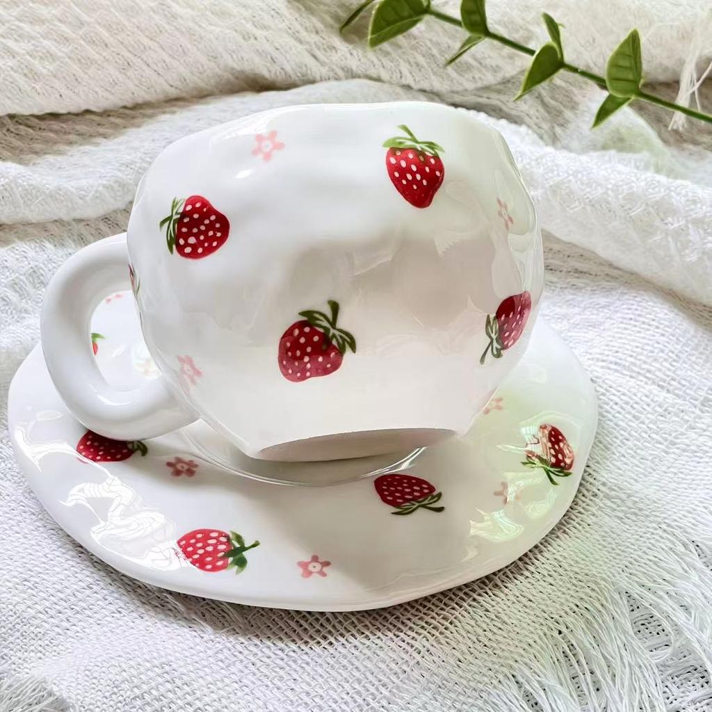 High-value hand-squeezed strawberry ceramic cup saucer tea cup coffee cup saucer set girl afternoon tea irregular cup