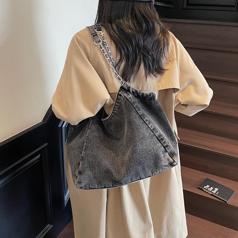 Kolekcja Wiosna 2025: Duża Dżinsowa Torba Tote z Wszechstronnym Paskiem na Ramię z Łańcuszkiem dla Kobiet