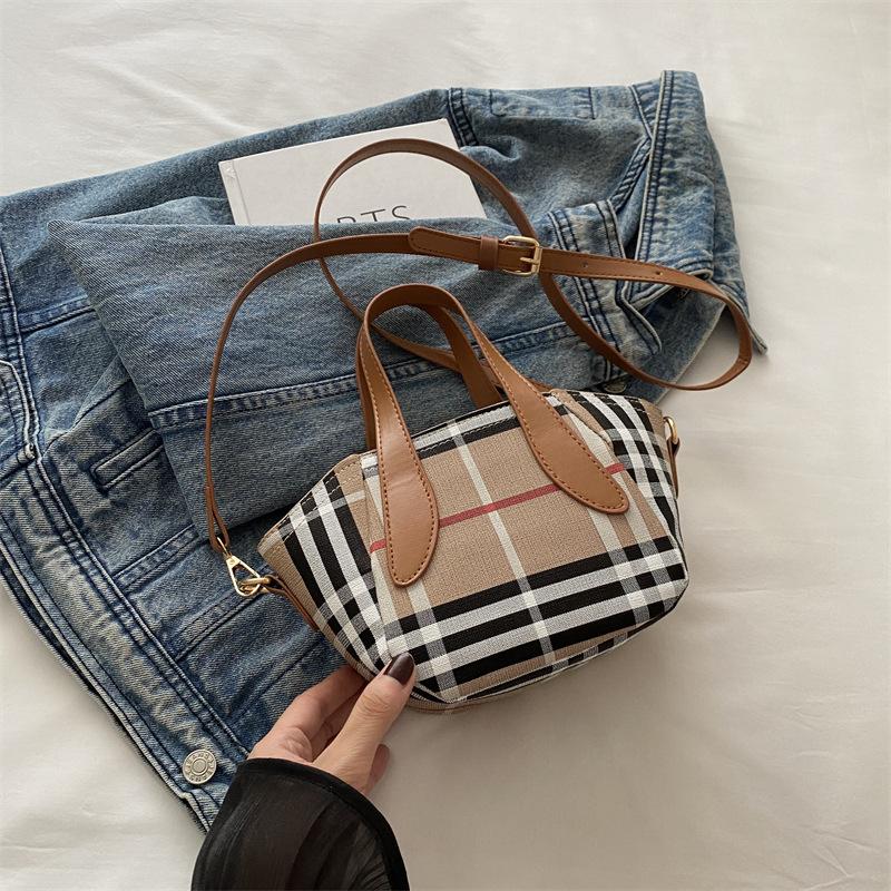 

Commuter bat messenger bag 2025 autumn new hot-selling plaid printing shoulder portable armpit bag коричневый