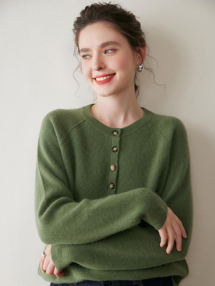 Trustworthy Classic: Women's Round Neck Solid Cashmere Sweater - Soft, Thickened, Single-Breasted Outerwear for Autumn & Winter.