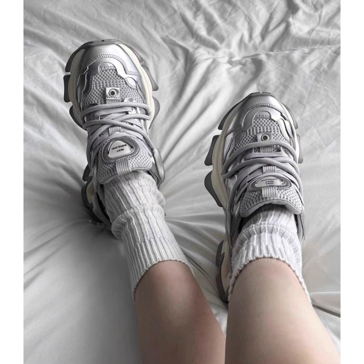 

МОЙ БОГ! Полные футуристического ощущения~ 2025 платформа повседневные кроссовки серебристые папины кроссовки~ уникальный дизайн подошвы 40 серебряный