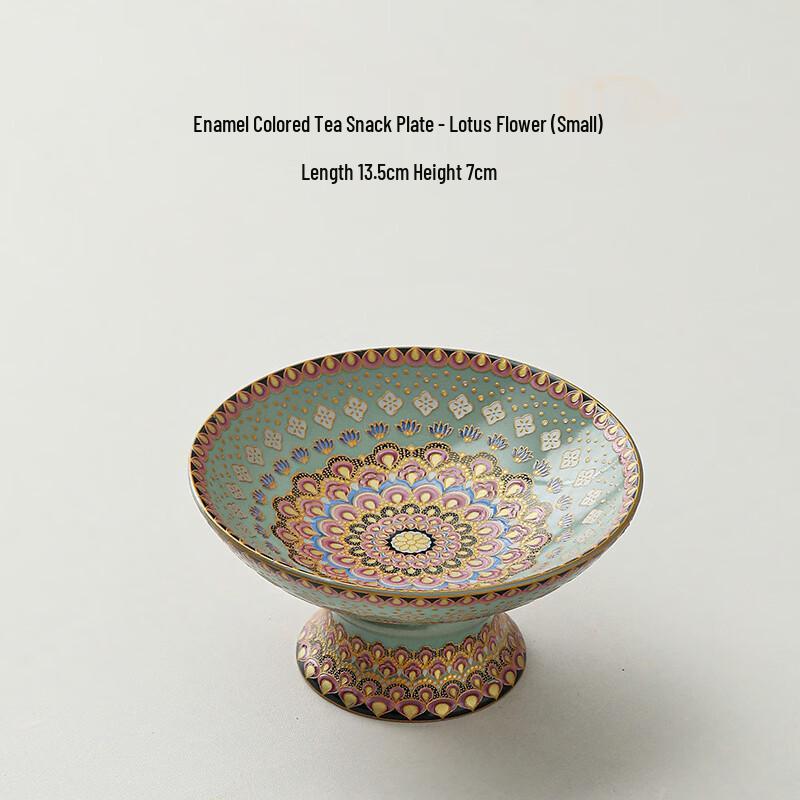 

Изысканная керамическая сервировочная тарелка на высокой ножке в виде лотоса