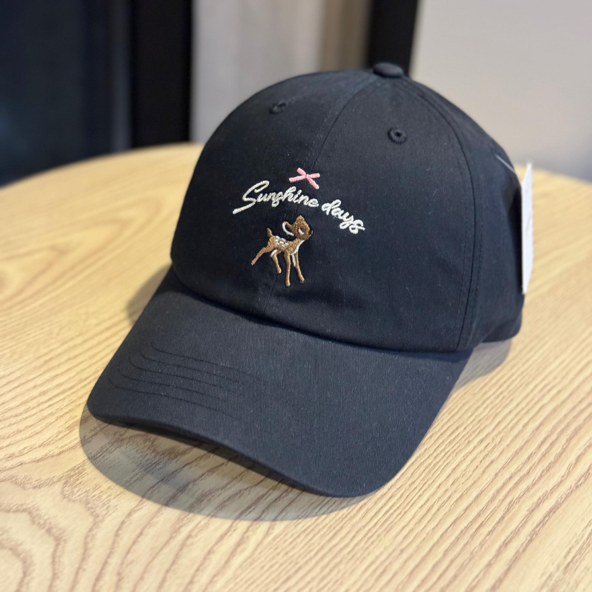 

Cartoon deer embroidered baseball cap for women2026New Spring/Summer Fashionable Versatile Sunshade Duckbill Cap that Makes the Face Look Smaller Adult54-60Adjustable чёрный