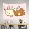 L'Arazzo Stampato Rilakkuma di Sanrio Presenta Carini Personaggi dei Cartoni Animati con Orecchie da Coniglio Rosa e Code Bianche