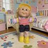 Cabbage Patch Kids 35 cm-es puhatestű baba Édes illattal le A tornász Pék Gyűjthető Ajándék Gyűjtőknek Otthoni Kiállítás