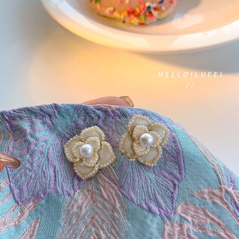 Boucles d'oreilles de luxe tendance 2024 accrocheuses pour femmes: Boucles d'oreilles à clous tendance et polyvalentes pour l'automne et l'hiver