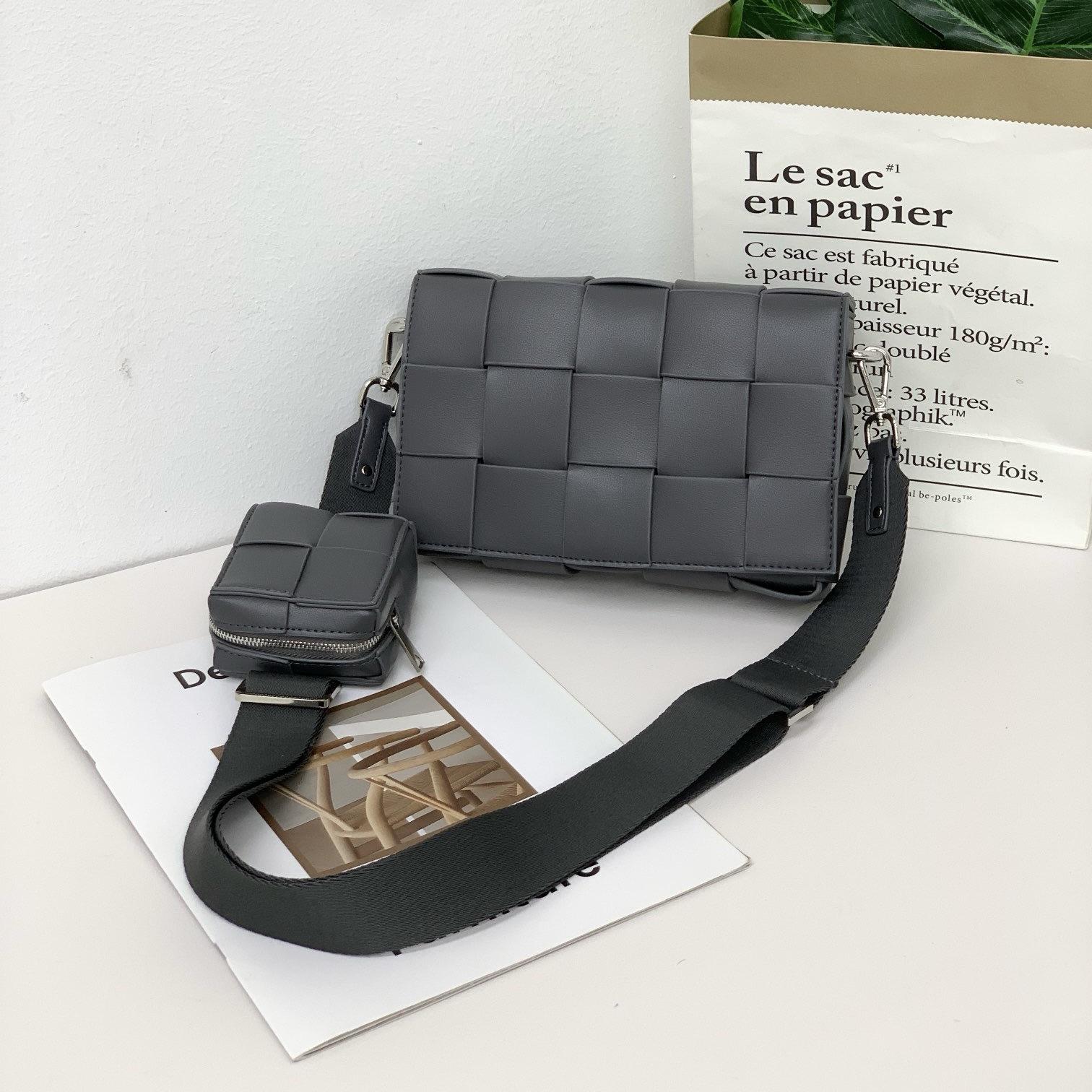 

Женская модная сумка-мессенджер из плетеной кожи 2025 года — зимний тренд, стиль на плечо и для отдыха, небольшой квадратный дизайн 23x14x6cm