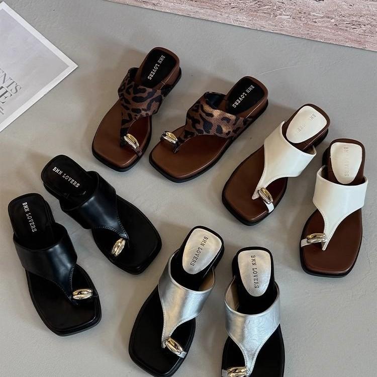 Pinch slippers women's summer outer wear 2025 new summer super fire French style with skirt flip-flops slope and cool slippers