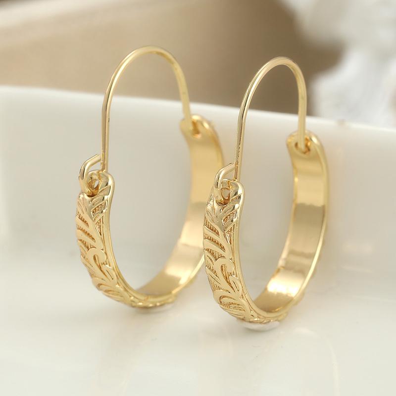 Classic Small Hoop Earrings with Renaissance Floral Pattern, Mothers Day Gift золотистый