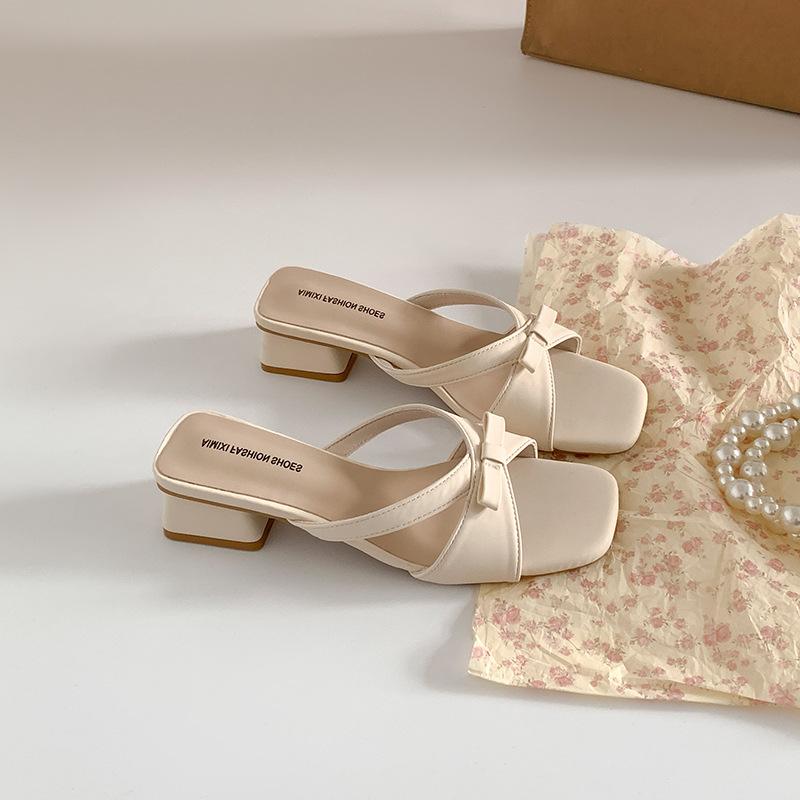 White fairy wind heightened thick heel one-word slippers women's summer wear 2025 new models with skirts French cool slippers