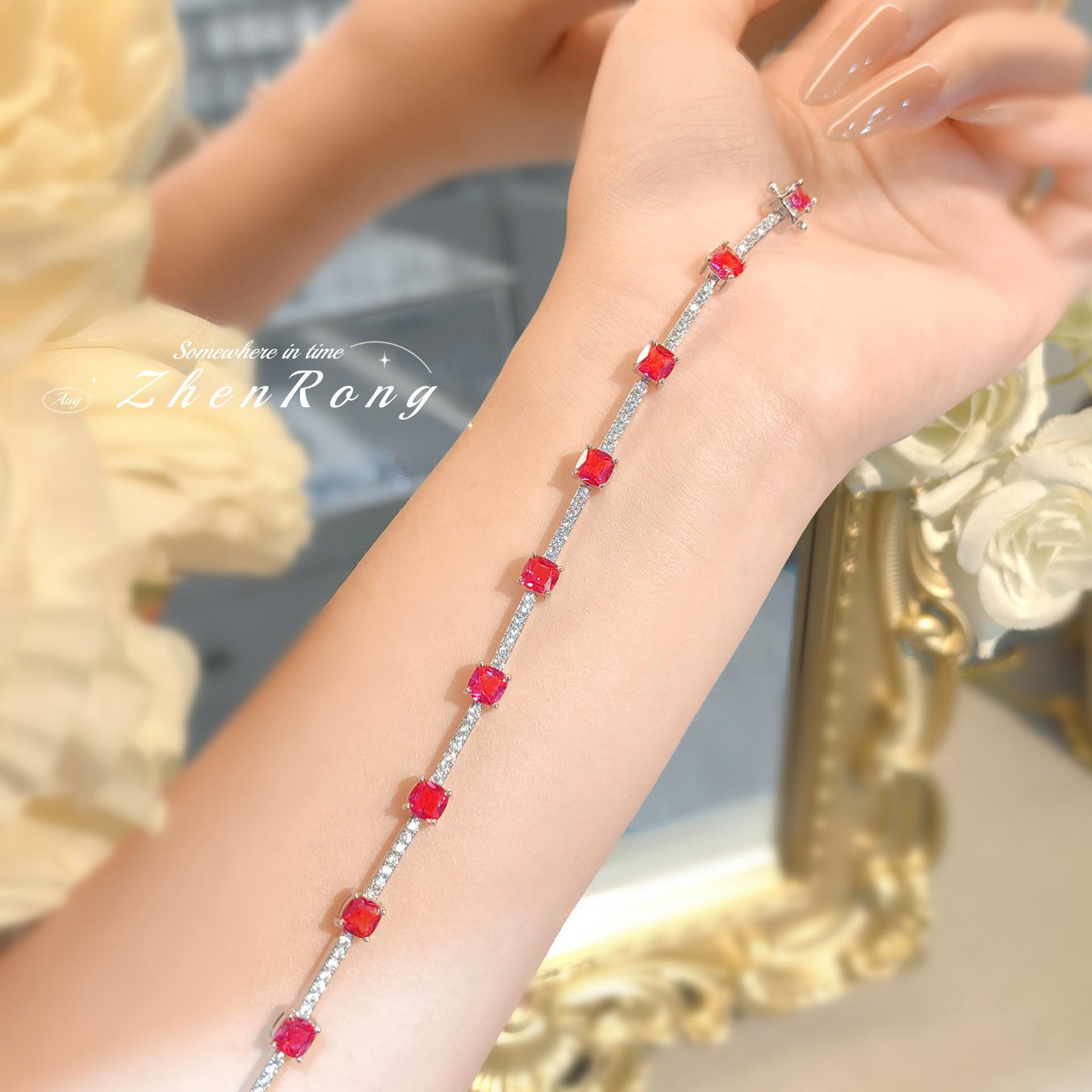 

Изысканный браслет из рубиново-красного корунда: Элегантный, универсальный дизайн для женщин