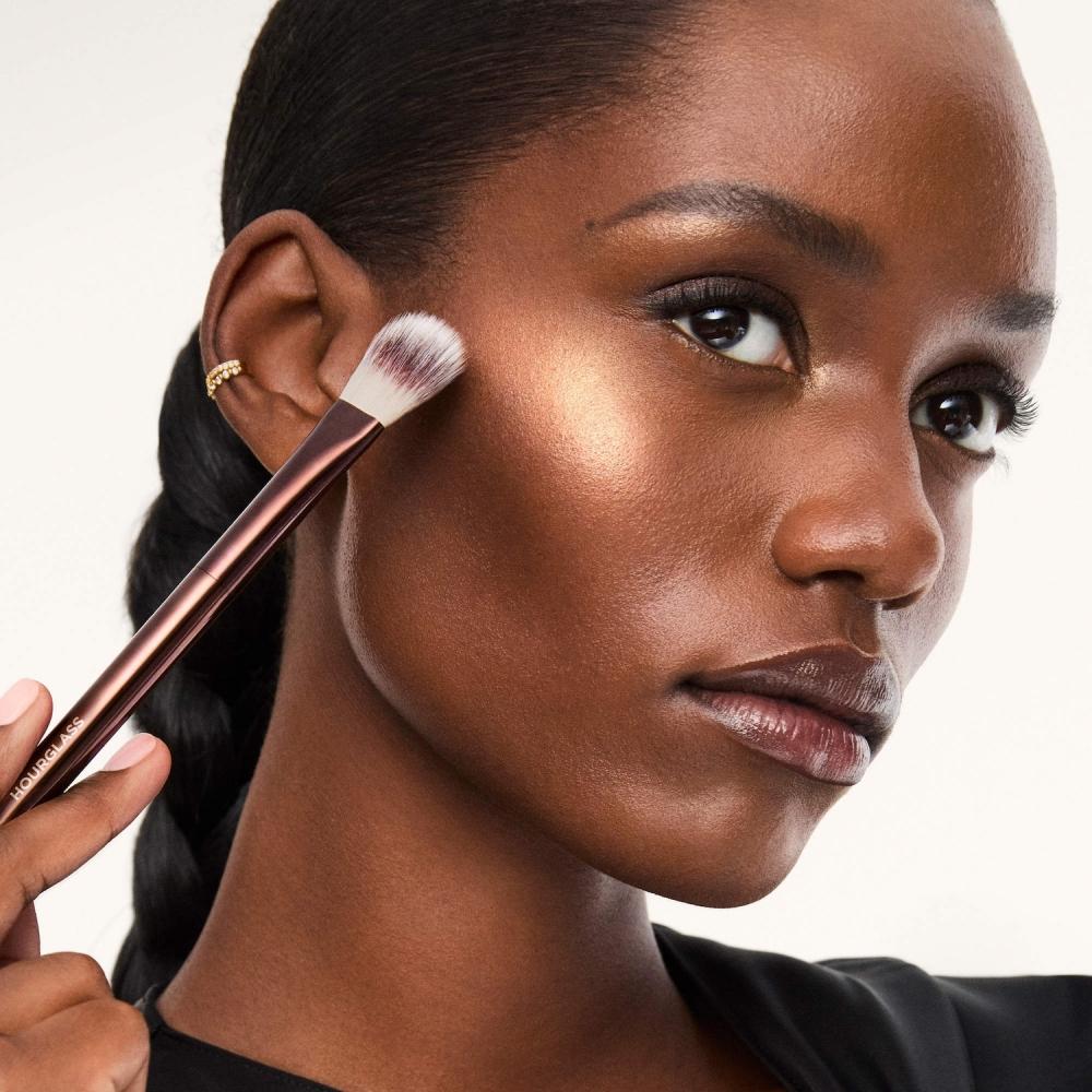 Hourglass Highlighter Brush No. 16