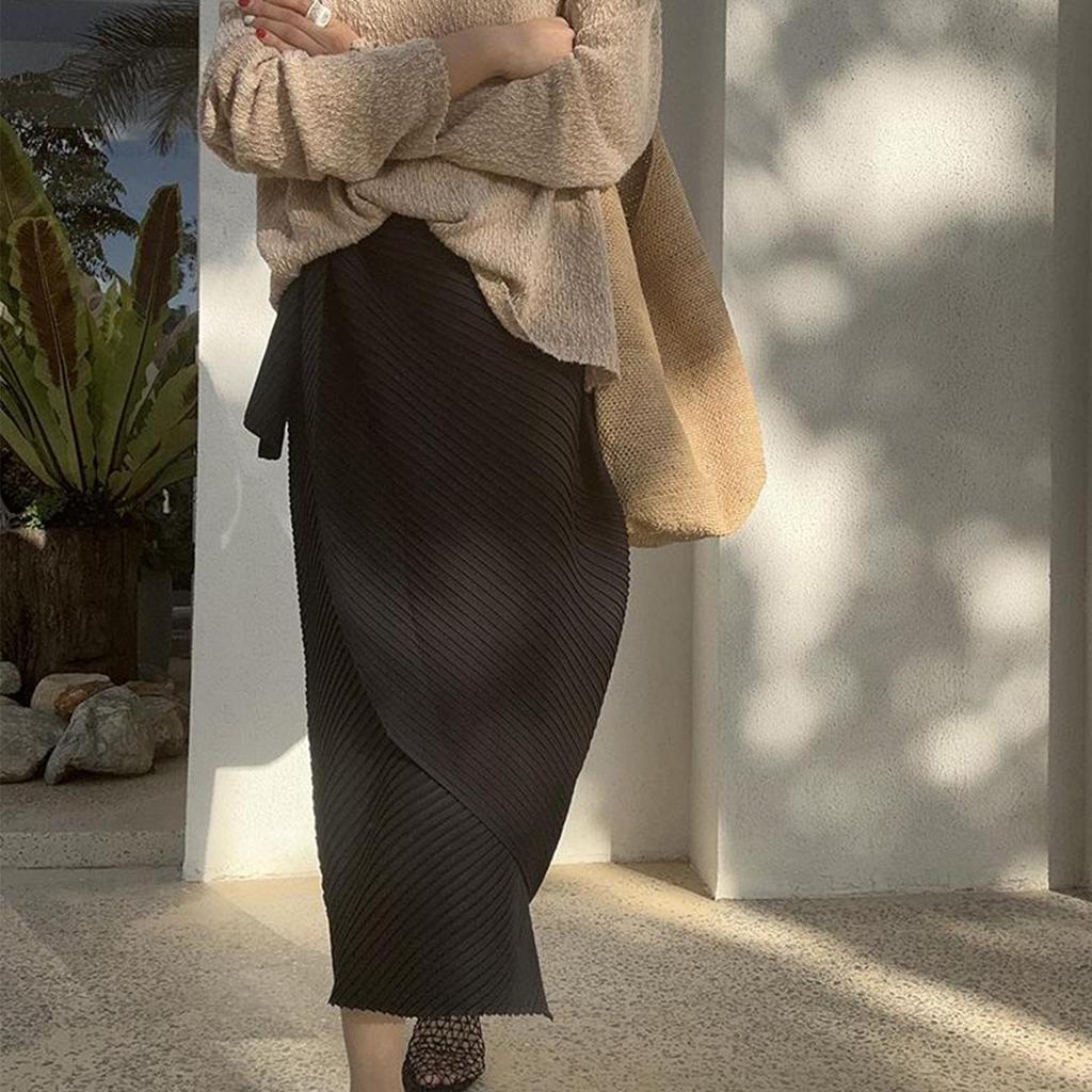 Miyake Schwarzer gefalteter Mid-Length Damenrock mit unregelmäßigem Schlitz