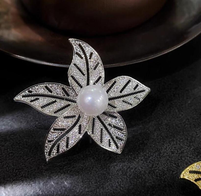 Fashion Shiny Hollowed Out Leaves Brooch For Women Elegant Unique Corsage Exquisite Pins Clothing Accessories Gifts