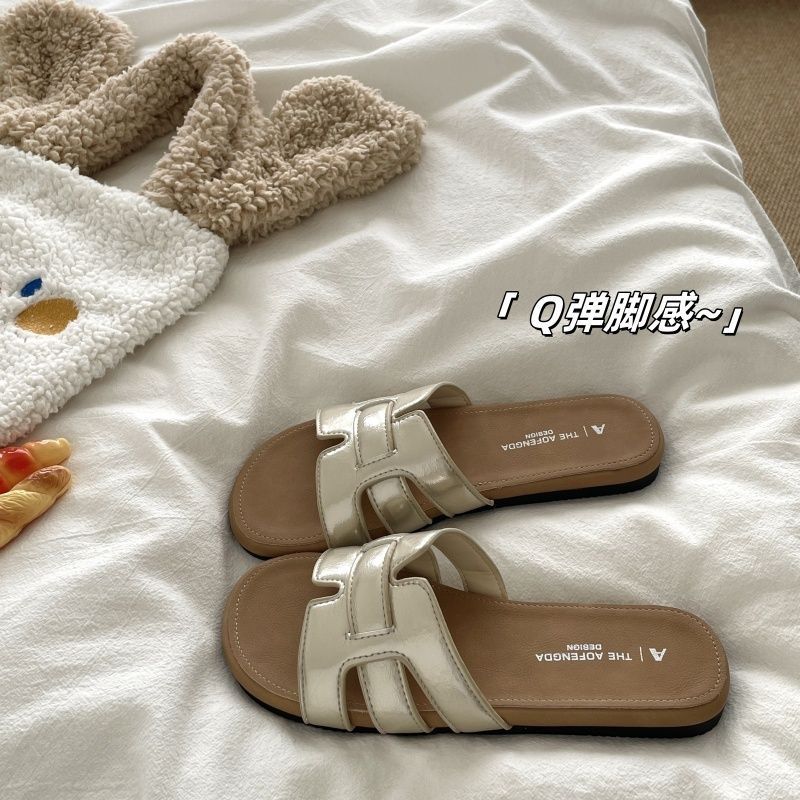 Advanced sense~ Great easy to wear one-word soft-soled fashionable outer wear versatile flat-bottomed beach slippers