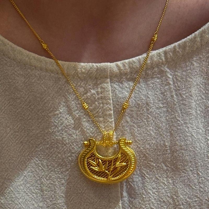 

Antique gold crafts hollow out bamboo knot Ruyi lock pendant retro ethnic style necklace collar chain banquet jewelry gift 45cm золотой