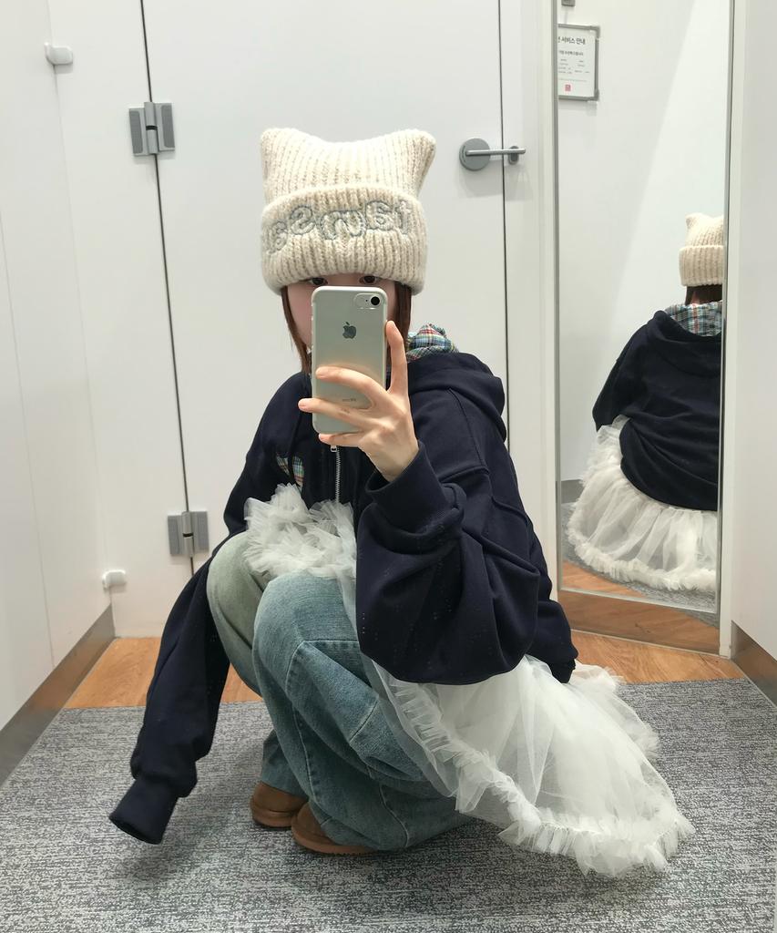 Tansanmageunesyum Logo Cat Beanie (Ivory)