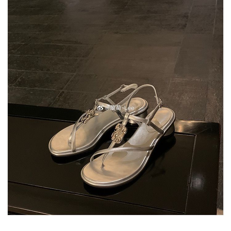 

Sheepskin version~ Grape mother, the same holiday wind pinch foot metal buckle low-heeled sandals women s leather thick-heeled Roman sandals 40 серебряный