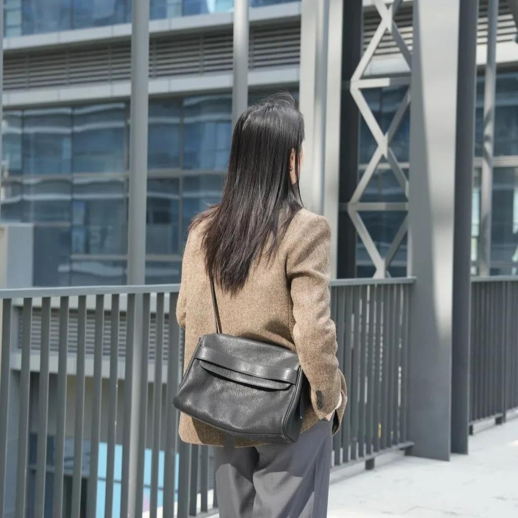 Leather Messenger Bag Retro Commuter Shoulder Bag Large Capacity Casual Tote Bag Underarm Crossbody Bag