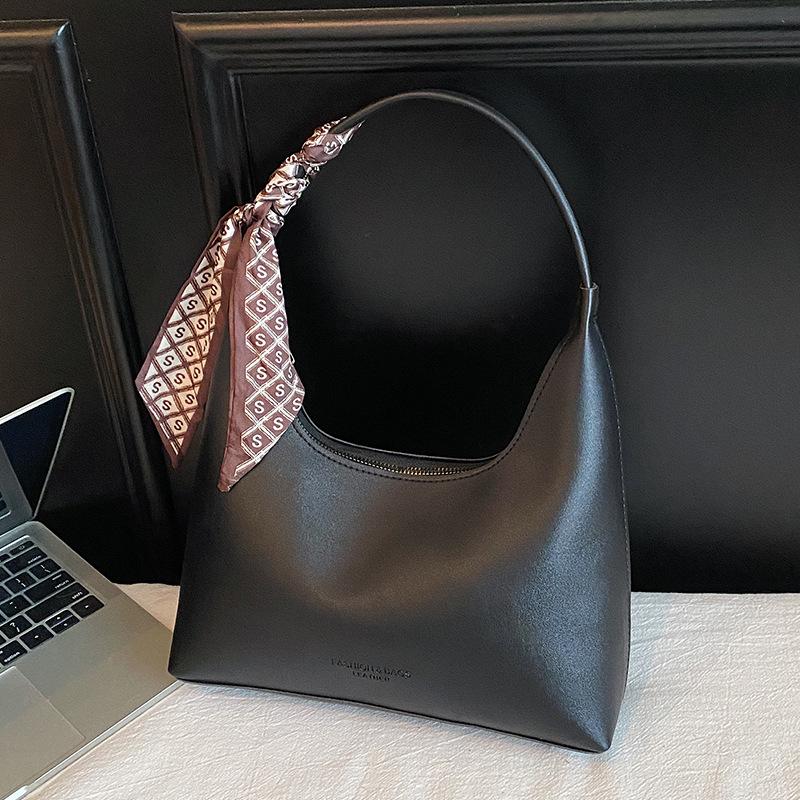 

French retro armpit bag, high-end single shoulder commuter bag, women s 2025 new fashion silk scarf, large-capacity handbag.