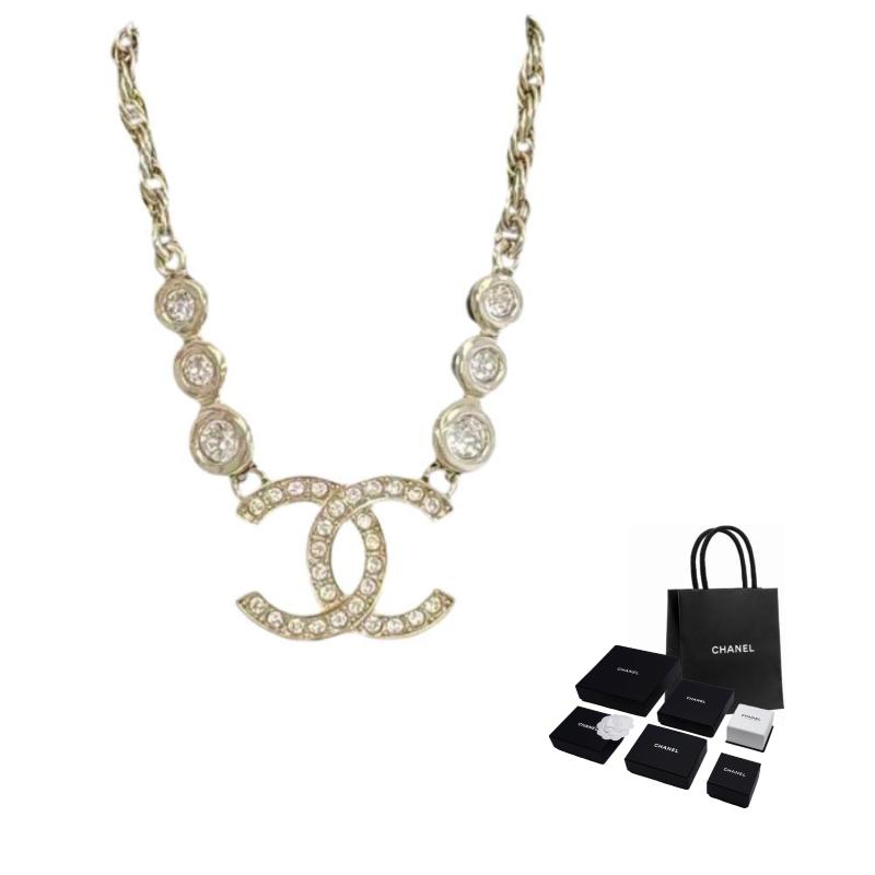 

CHANEL [25S Spring and Summer] Embellished Logo Crystal Necklace Unisex Couple Style Gold золотий