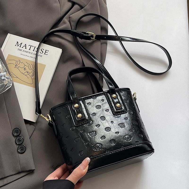 Korean Version of the New Product, Sweet Style Fashion Printing, Portable Bucket Bag, Women's Commuting Versatile and Advanced Messenger Bag