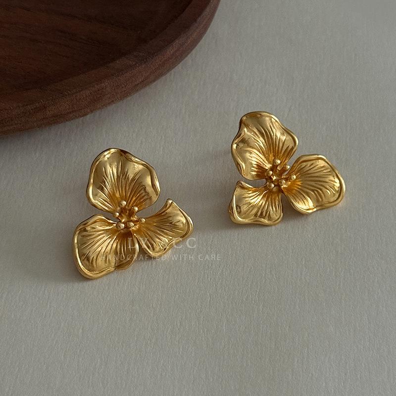 French Natural Romantic Metal Flower Stud Earrings Simple Niche High-end Light Luxury Retro Temperament Earrings
