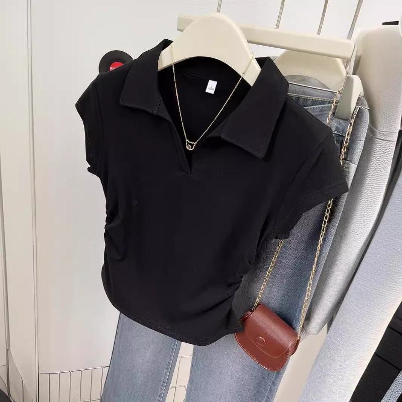 Ein kurzärmeliges Sommer-Plissee-Top mit geraffter Taille und eng anliegendem Schnitt, mit einem T-Shirt mit Vorderachsel als Basisschicht