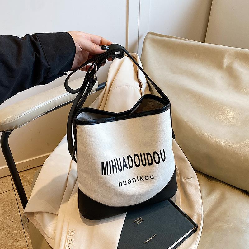 

Contrasting color simple canvas tote bag college student casual bucket bag women s 2025 new commuter shoulder bag 28*11*27
