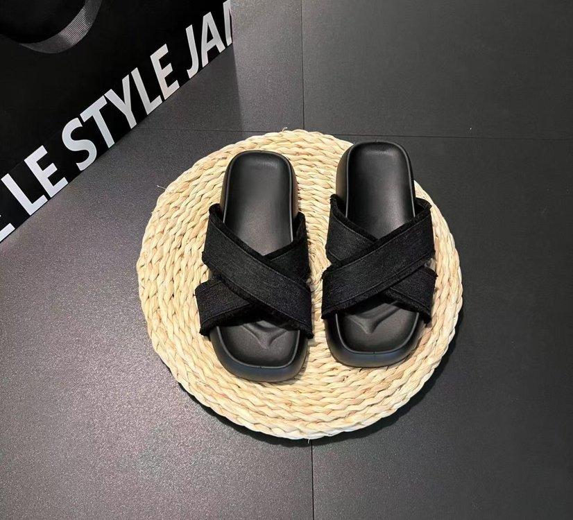 Horse girl 2025 spring color matching thick-soled one-word slippers summer beach casual half-drag cool slippers women