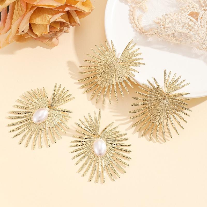Exaggerated Geometric-shaped Metal Earrings with A Fashionable Retro Vibe, Cool Style, and Pearl Accessories.