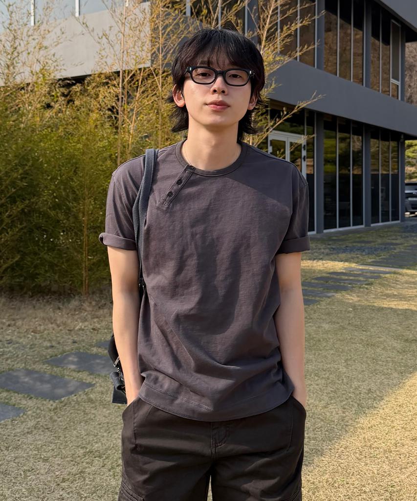 Misekiseoulmaen Diagonal Henley Neck Short Sleeve Charcoal
