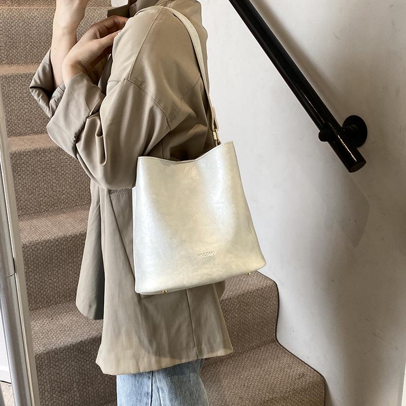 

Женская универсальная сумка большой вместимости Женская 2025 Новая модная ретро сумка-ведро Студенческая сумка кроссбоди Сумка-тоут 24.5*16*24 белый