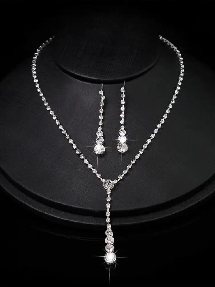 

Комплект ожерелья и серег со стразами серебряный