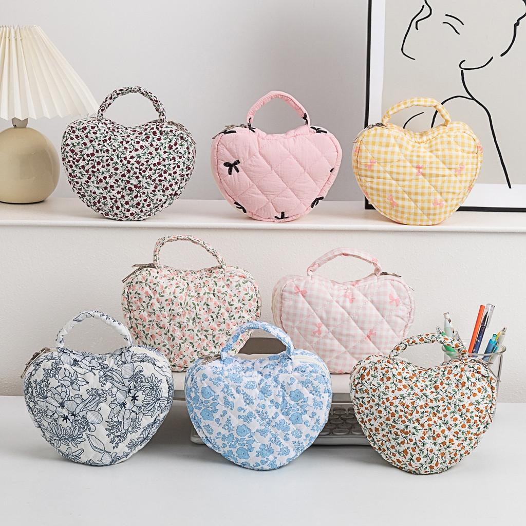 Floral Woman Travel Makeup Bag With Large Capacity And Quilted Design For Home Storage