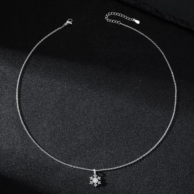 Elegant Snowflake Christmas Necklace: High-End Artistic Niche Style with Gentle Collarbone Chain