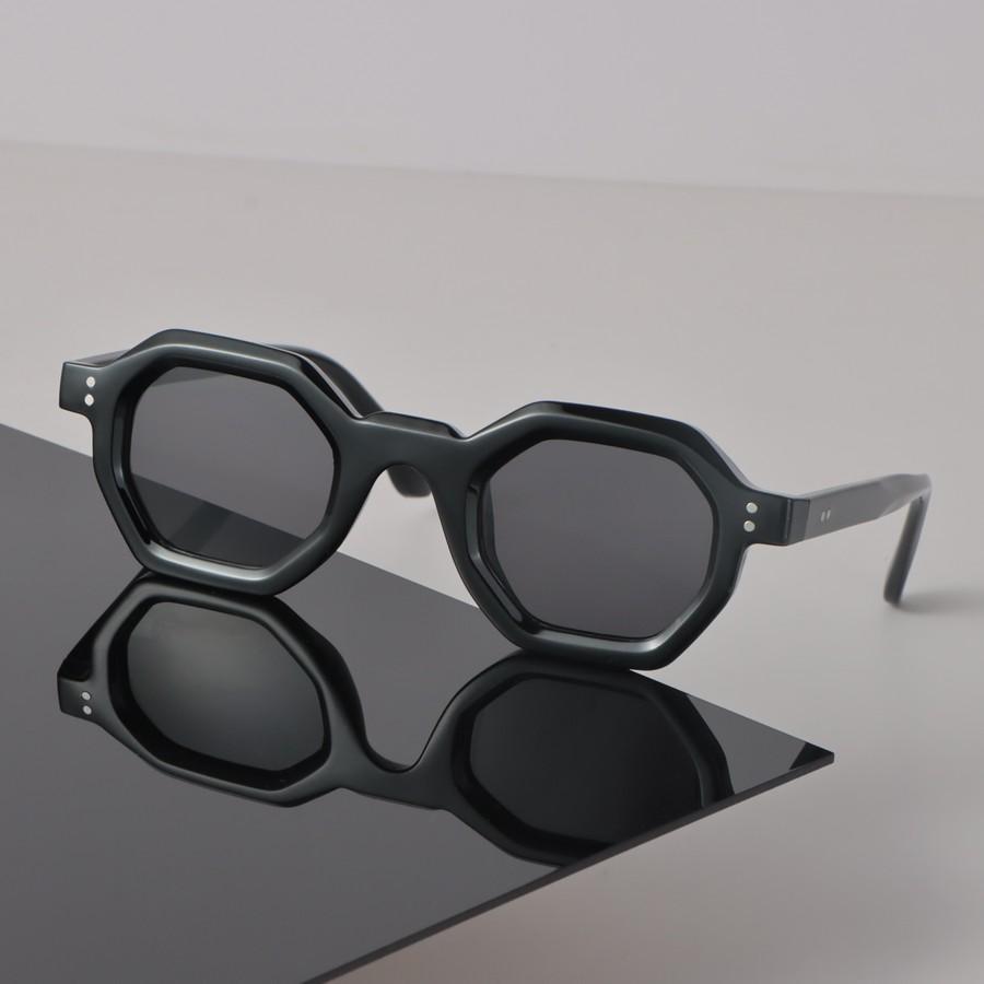 Classic Fashion Sunglasses for Women and Men UV Protection Trendy Design